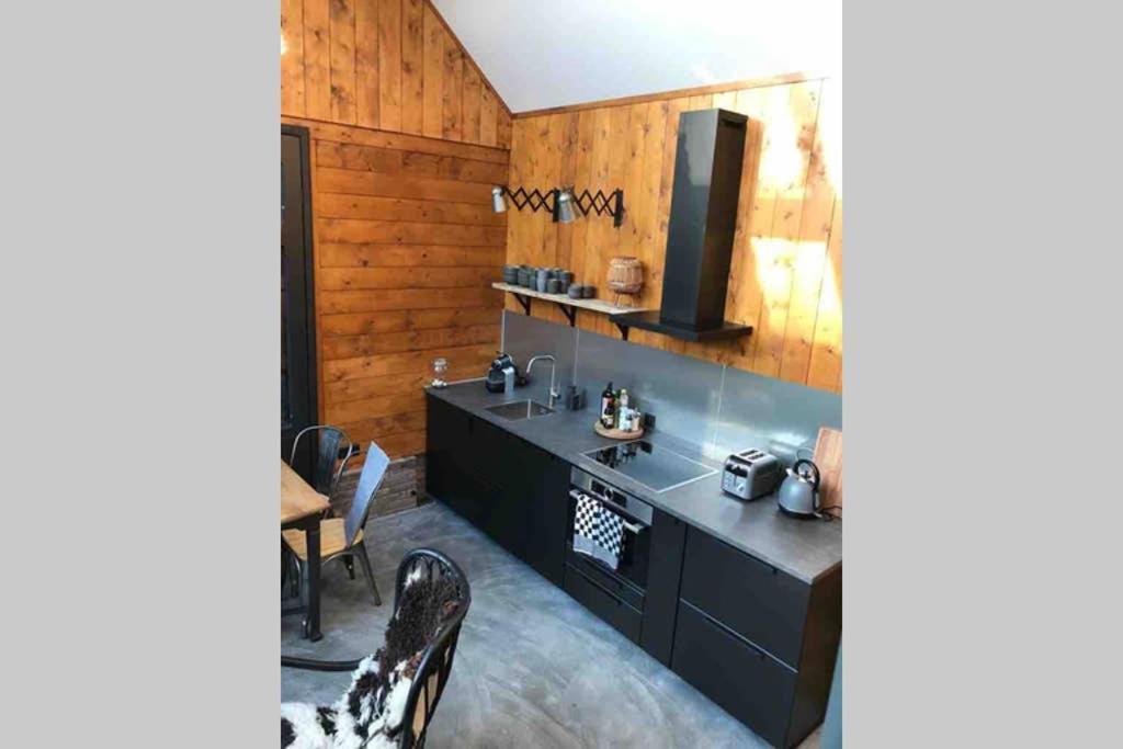 Uniek Houten Huis Nabij Bos En Plassen Hollandsche Rading Exterior foto